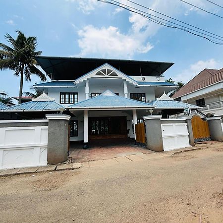 Isha Residency Hotell Kochi Exteriör bild