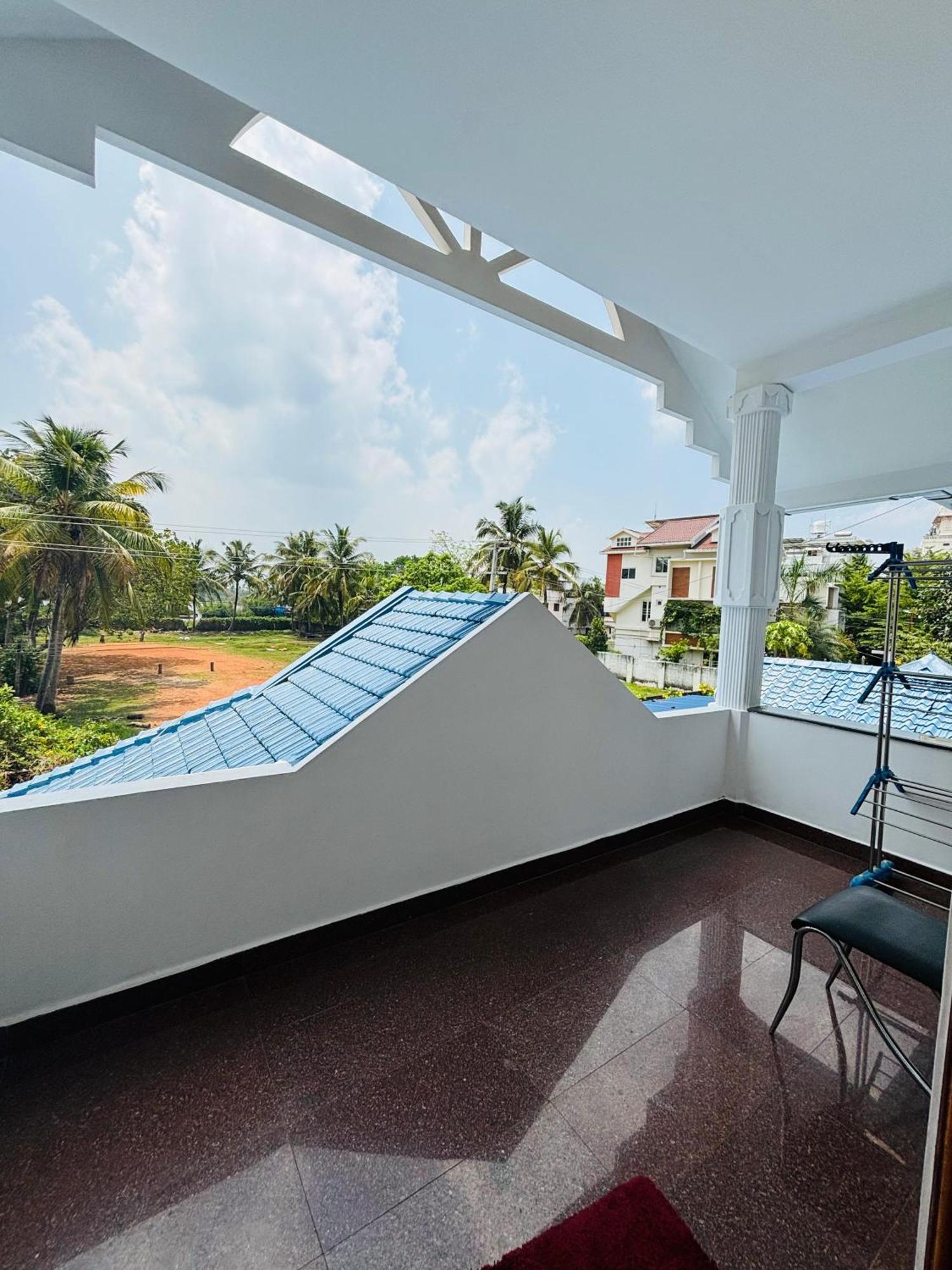 Isha Residency Hotell Kochi Exteriör bild